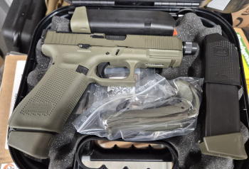 GLOCK 45 Gen5 MOS 9 mm Luger mit Gewindelauf Cerakote Green Hunter Edition